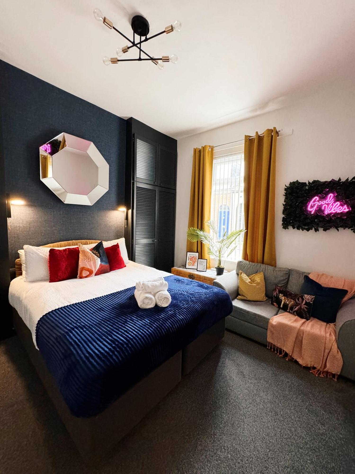 A&A Luxury Stay Rosedale St - Chic, Modern, City Centre, Neon Decor ซันเดอร์แลนด์ ภายนอก รูปภาพ