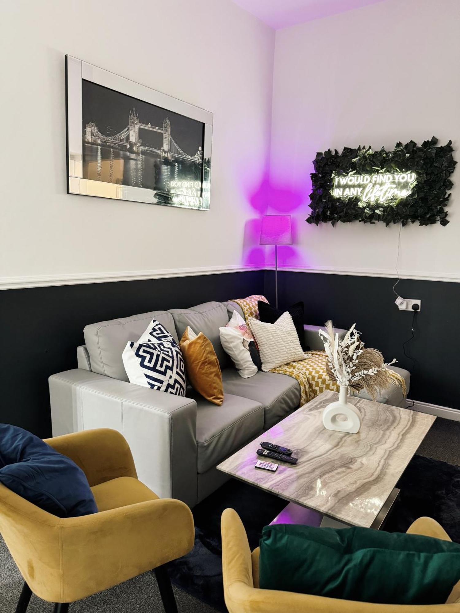 A&A Luxury Stay Rosedale St - Chic, Modern, City Centre, Neon Decor ซันเดอร์แลนด์ ภายนอก รูปภาพ
