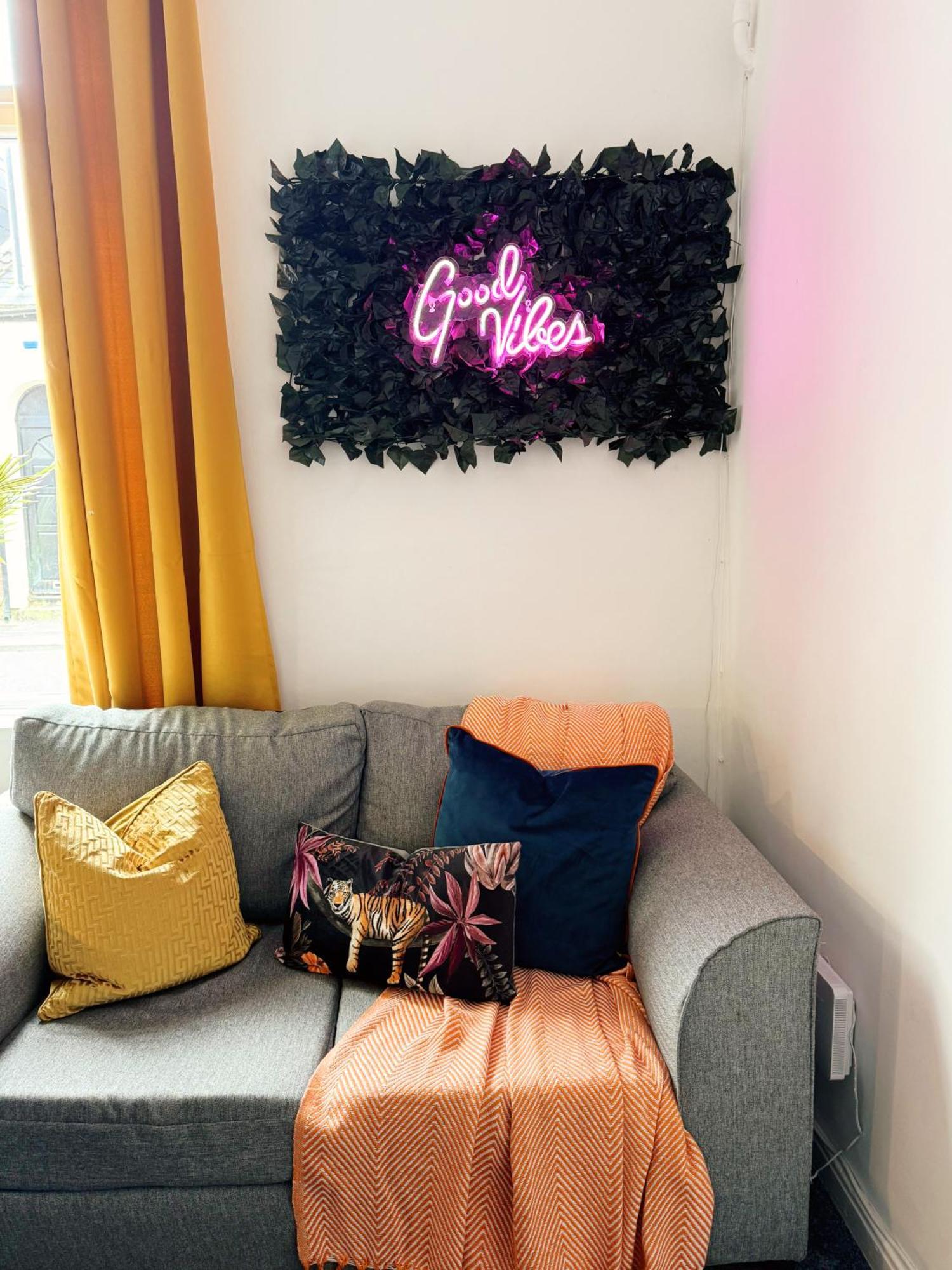 A&A Luxury Stay Rosedale St - Chic, Modern, City Centre, Neon Decor ซันเดอร์แลนด์ ภายนอก รูปภาพ