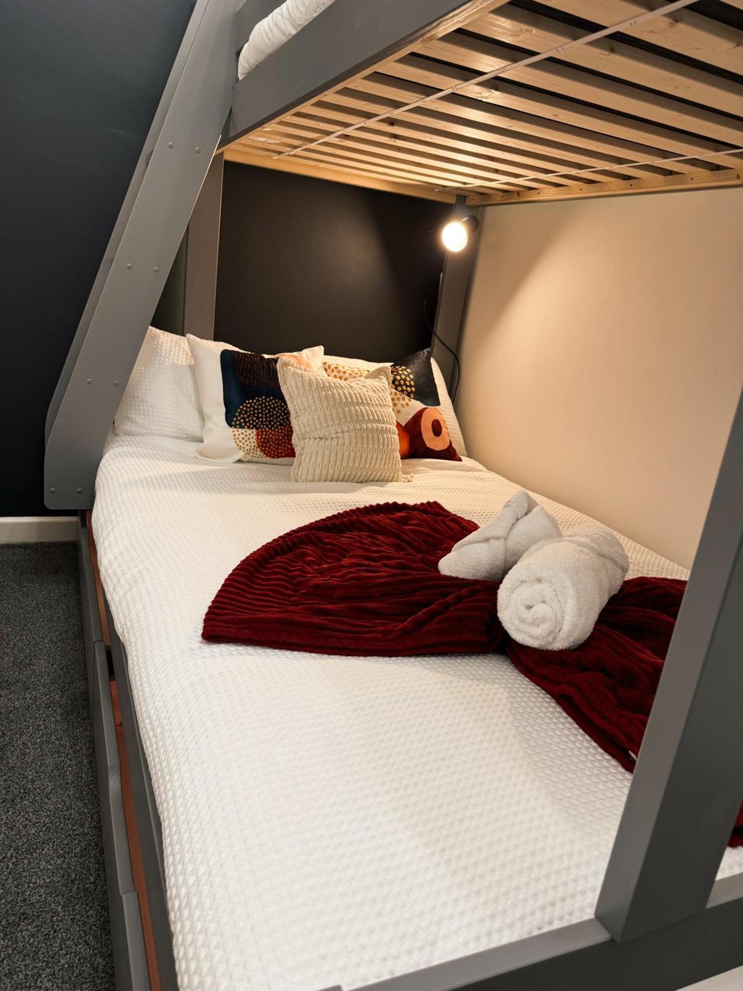 A&A Luxury Stay Rosedale St - Chic, Modern, City Centre, Neon Decor ซันเดอร์แลนด์ ภายนอก รูปภาพ