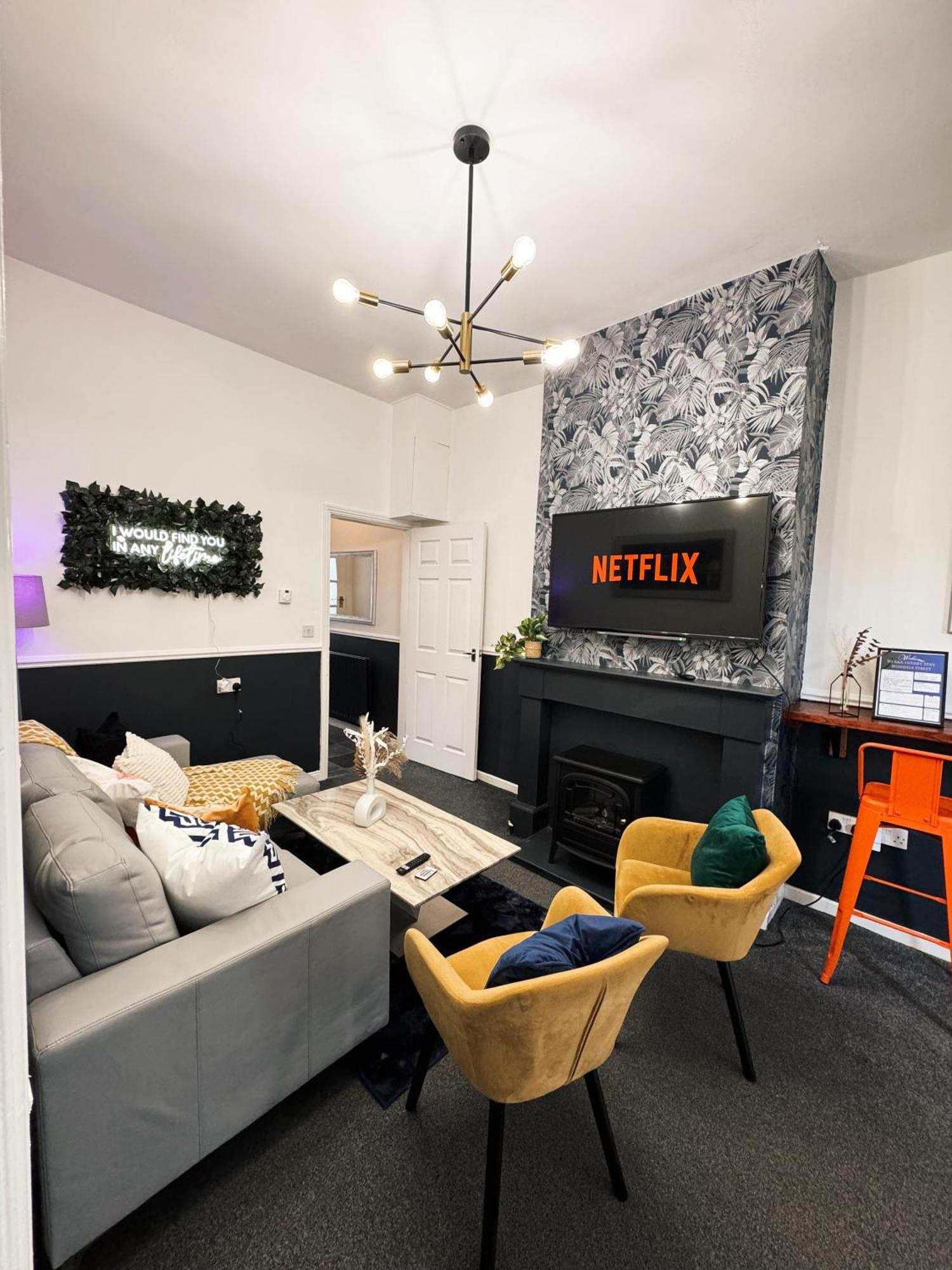 A&A Luxury Stay Rosedale St - Chic, Modern, City Centre, Neon Decor ซันเดอร์แลนด์ ภายนอก รูปภาพ