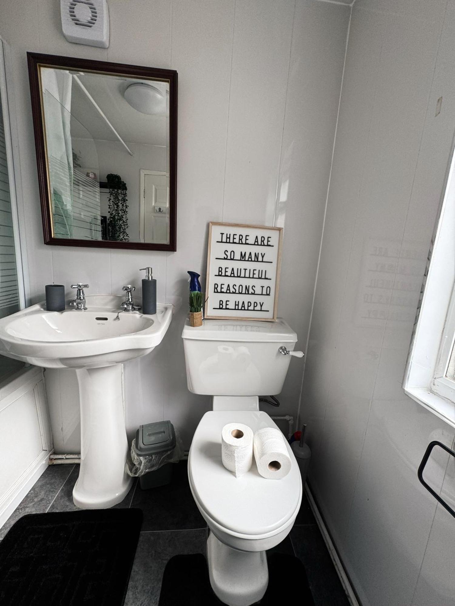 A&A Luxury Stay Rosedale St - Chic, Modern, City Centre, Neon Decor ซันเดอร์แลนด์ ภายนอก รูปภาพ