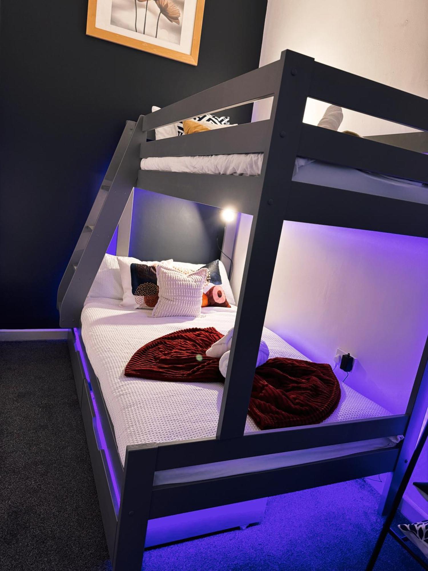 A&A Luxury Stay Rosedale St - Chic, Modern, City Centre, Neon Decor ซันเดอร์แลนด์ ภายนอก รูปภาพ